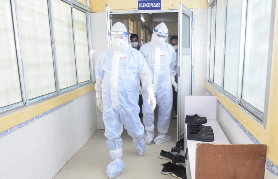Wearing PPE kit, Himanta again visits COVID Ward, holds ...